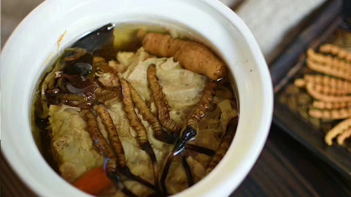 鮮香滋補(bǔ)！鮮冬蟲(chóng)夏草燉雞湯的美味做法